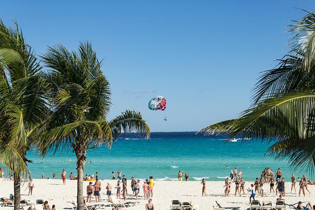 plage Mexique avec touristes