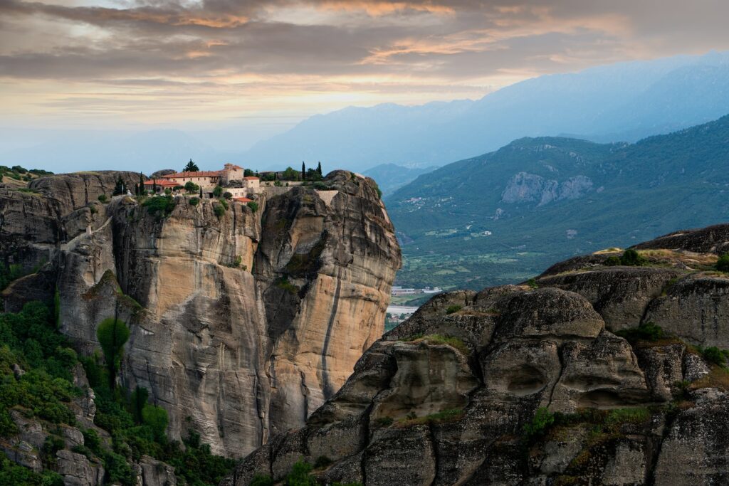 Météores temples perchés montagne Grèce